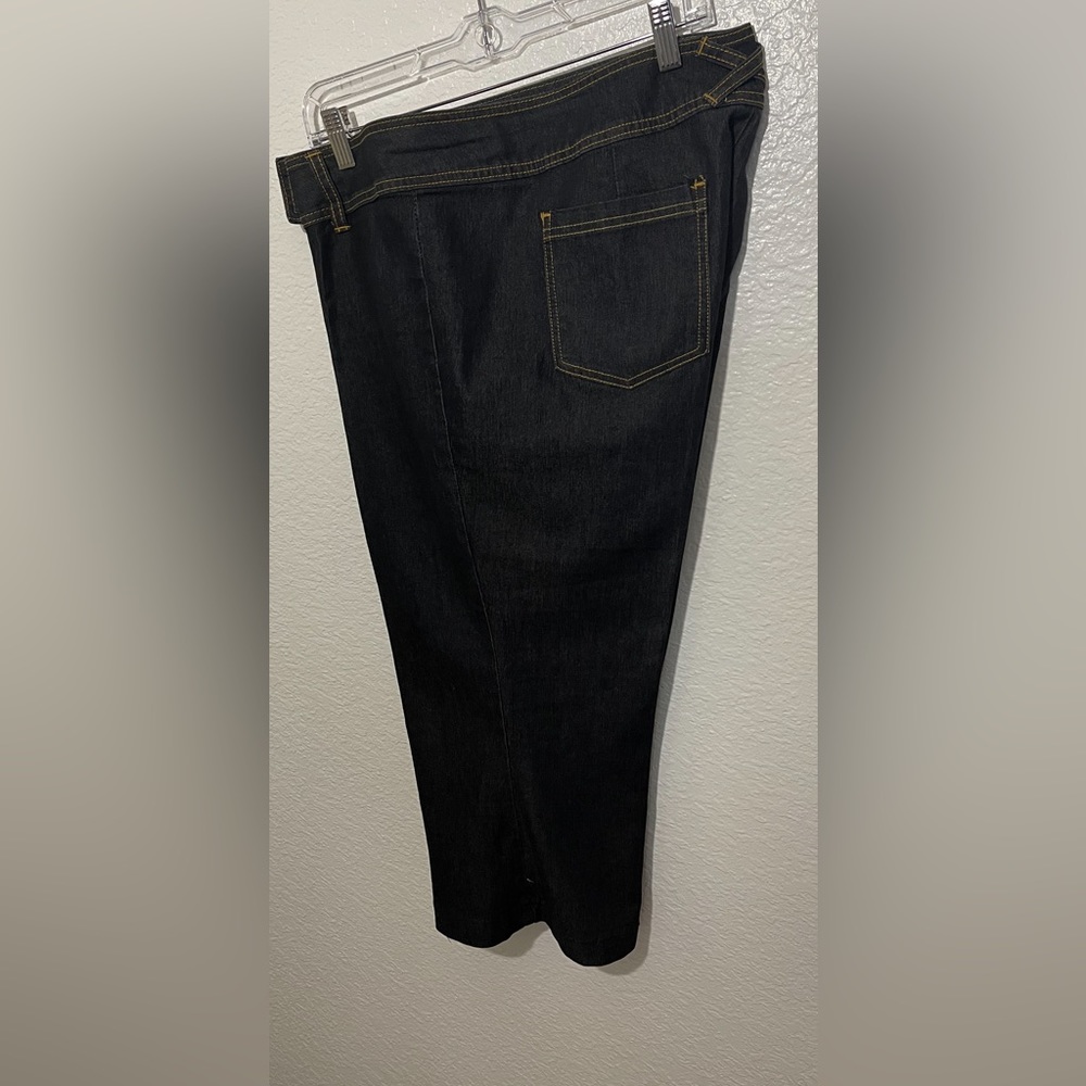 Dark Women’s Capris Size 18